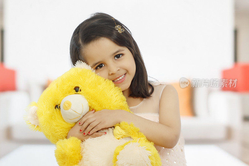 小女孩抱着泰迪熊