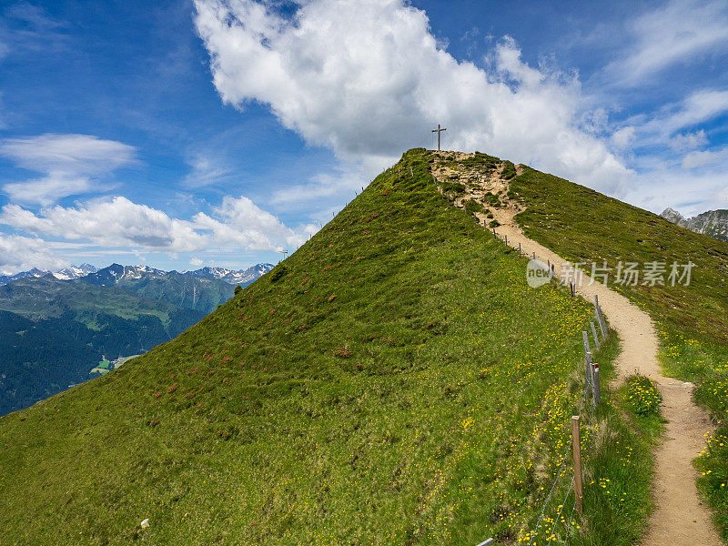 阿尔卑斯山的徒步旅行路线