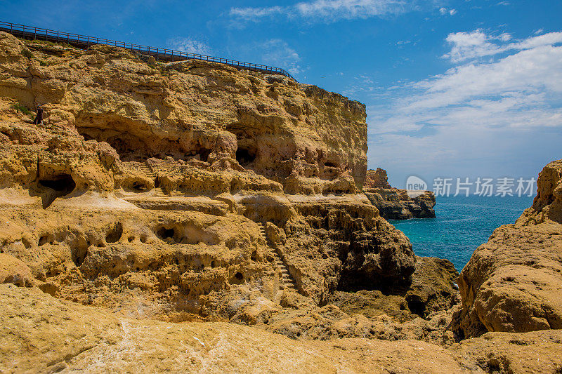 海滩和岩石在葡萄牙阿尔沃在夏末太阳的海景图像