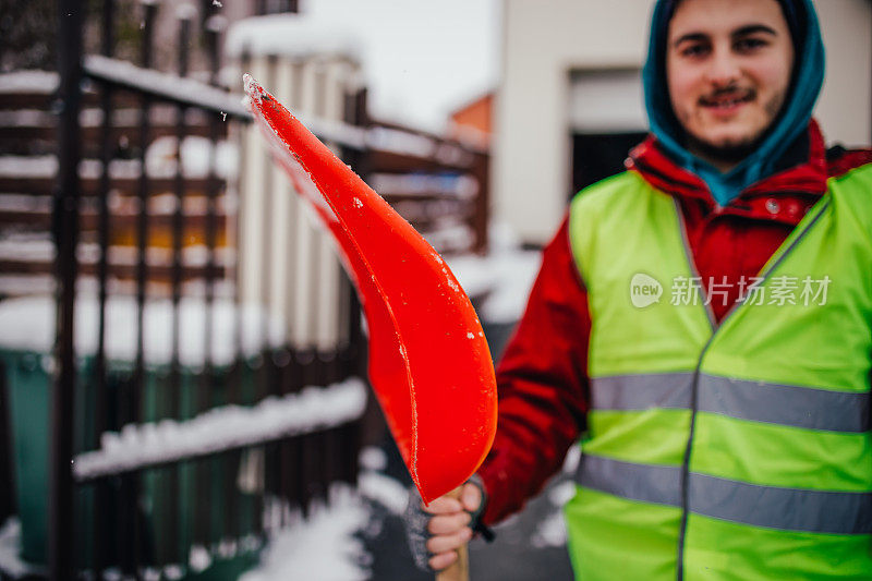 准备清理积雪