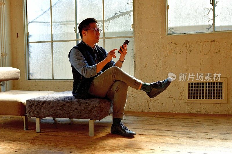 一名中国男子午休时在办公室角落里休息