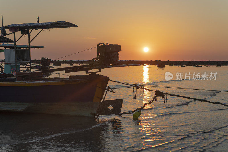 日落时分的Pakarang海滩