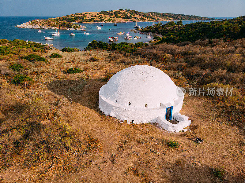 传统的爱琴海水池和美丽的海湾