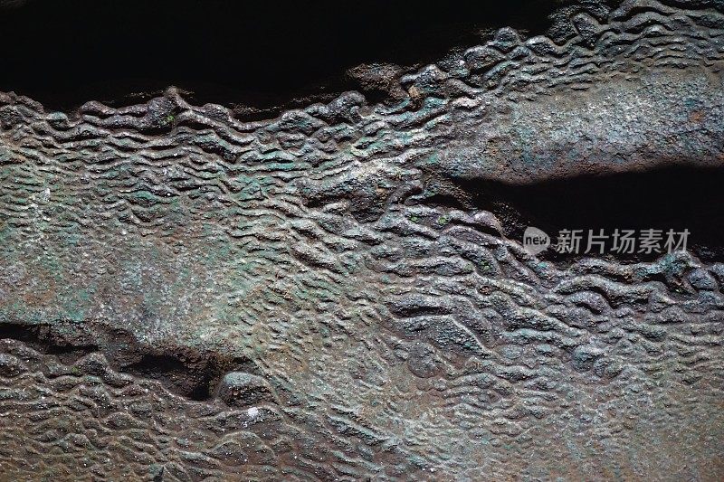 越南中北部一个黑暗洞穴中石灰岩岩层的特写细节