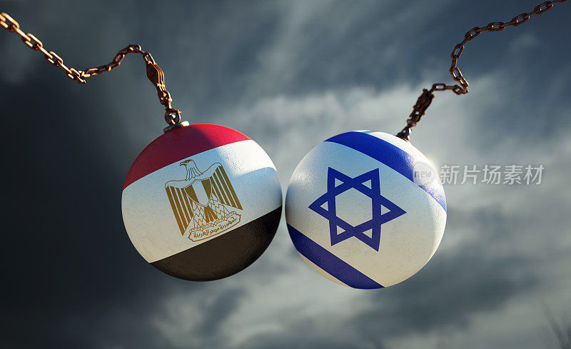 破坏球纹理与埃及和以色列国旗在黑暗的暴风雨天空
