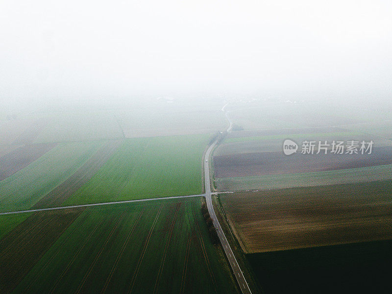德国雾蒙蒙的道路和五彩缤纷的田野鸟瞰图