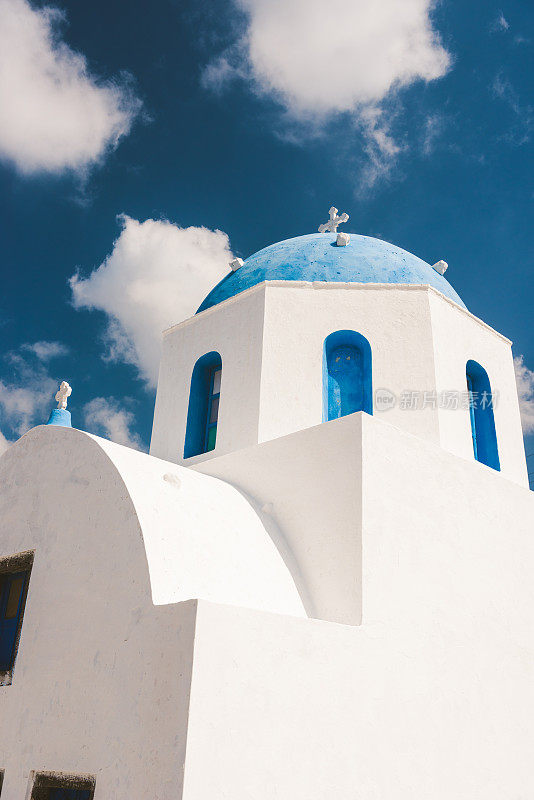 希腊圣托里尼岛，圣安娜教堂的蓝色穹顶