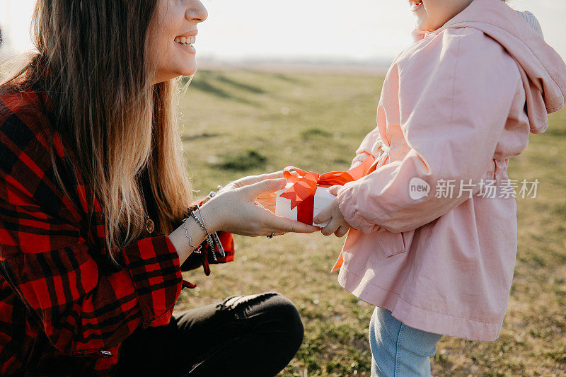 母亲和女儿在大自然中度过了美好的时光