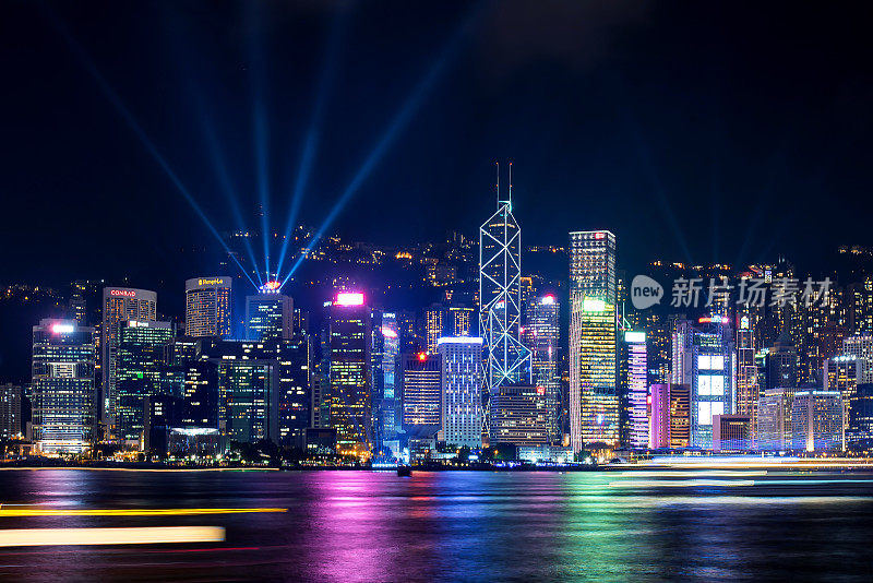 激光秀香港市区现代建筑区域的城市景观