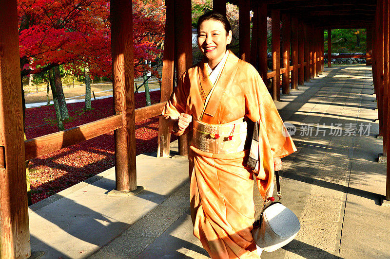 穿着和服的日本女人在京都东福寺蹦蹦跳跳