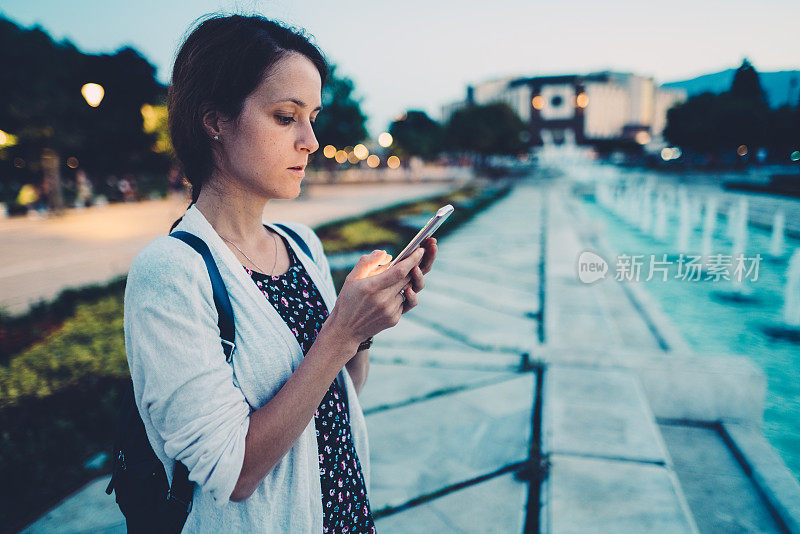 在欧洲的女游客用手机发短信