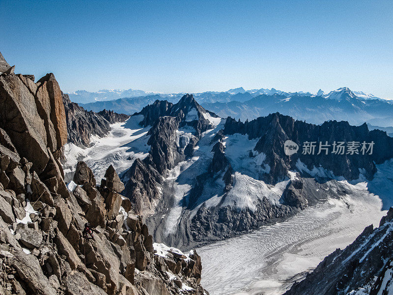 陡峭的山边。雄伟的瑞士阿尔卑斯山