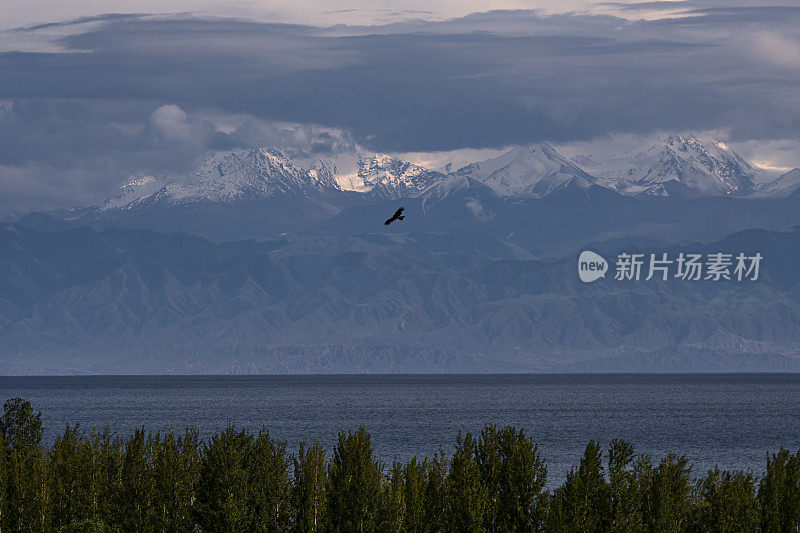 吉尔吉斯斯坦的天山和伊塞克湖。