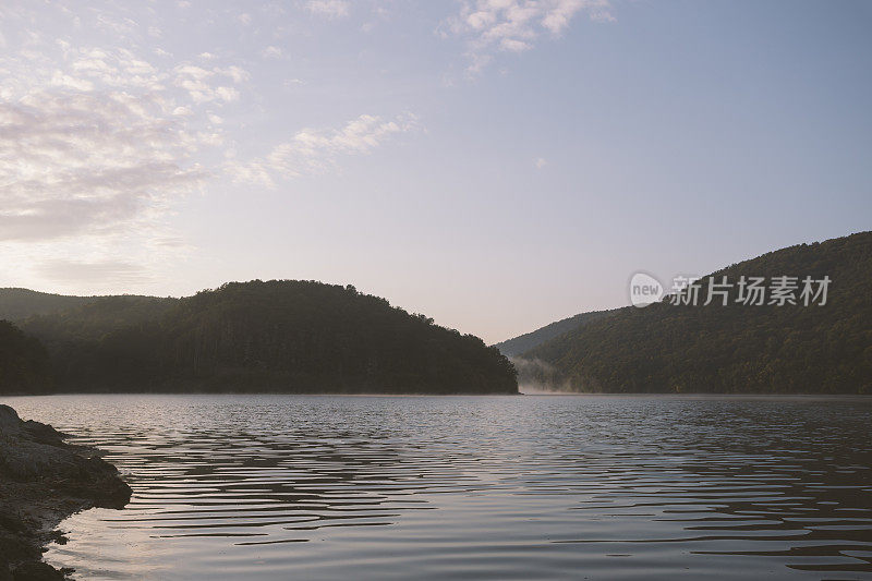 日出时美丽宁静的湖景