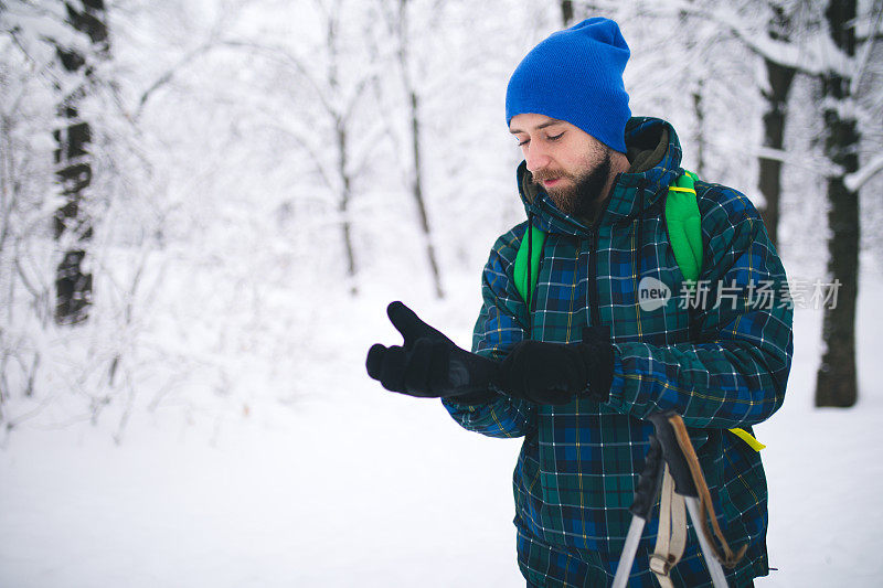 一个人独自行走在雪山上。