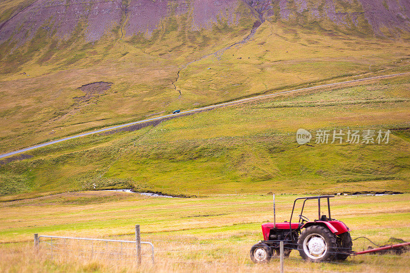 冰岛:复古红色拖拉机在美丽的风景，特写