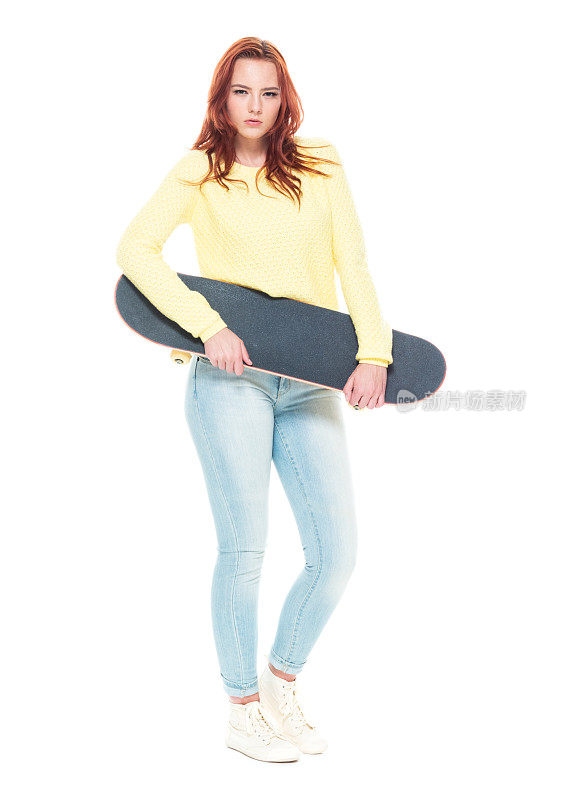 可爱的女性拿着滑板