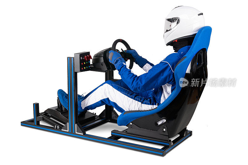 赛车手在蓝色整体与头盔训练在赛马场铝模拟器钻机的视频游戏比赛。赛车斗座方向盘踏板孤立白色背景