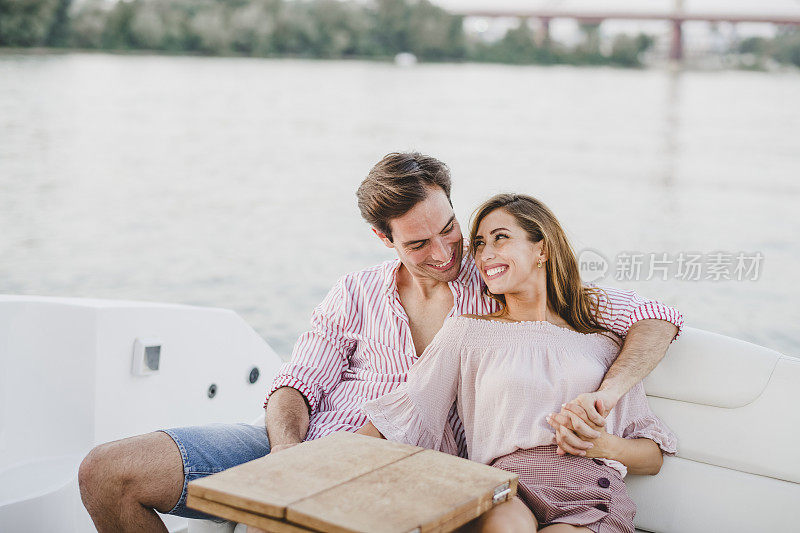 游艇上的幸福情侣