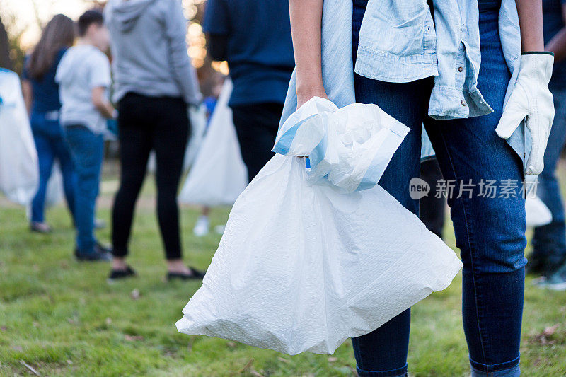 不认识的女人和邻居一起打扫社区