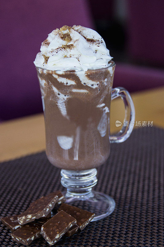 摩卡咖啡加奶油和巧克力