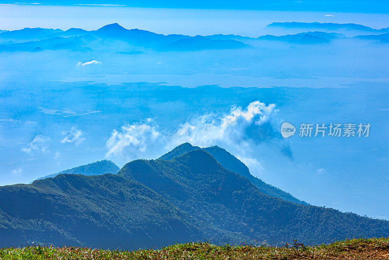 科迪卡纳尔，泰米尔纳德邦，印度南部――在一个雾蒙蒙的早晨从当地被称为自杀点的地方看到的山峰