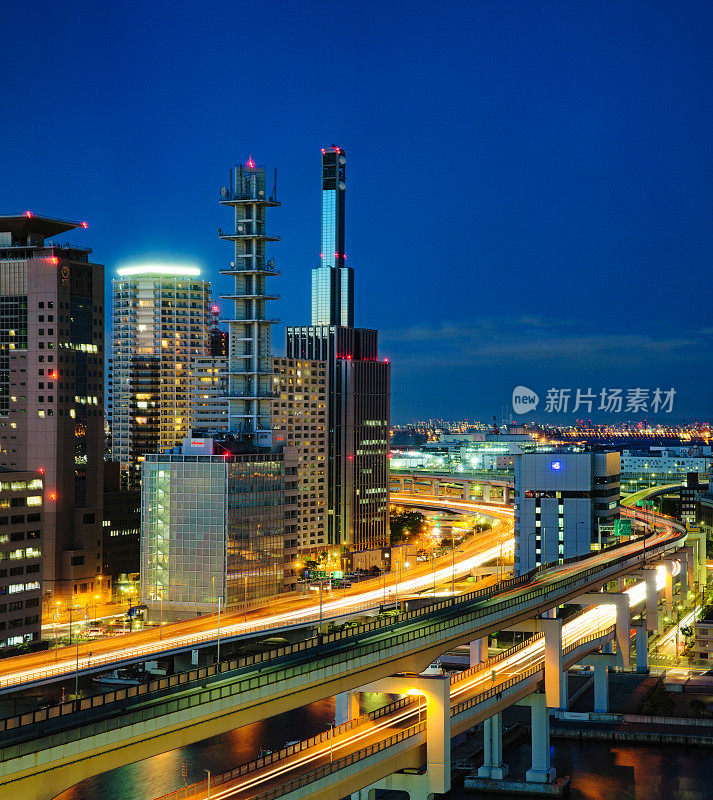 神户夜间高架公路的鸟瞰图