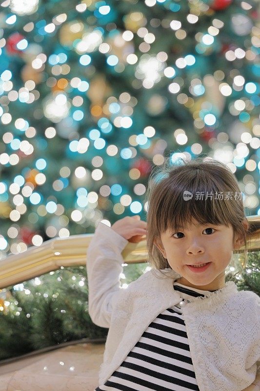 圣诞树和日本女孩(5岁)