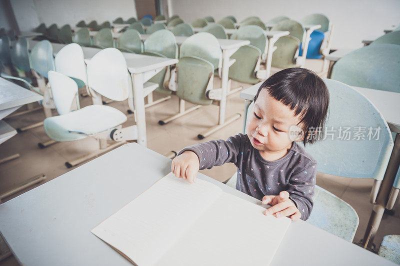 一个中国女孩在教室里学习