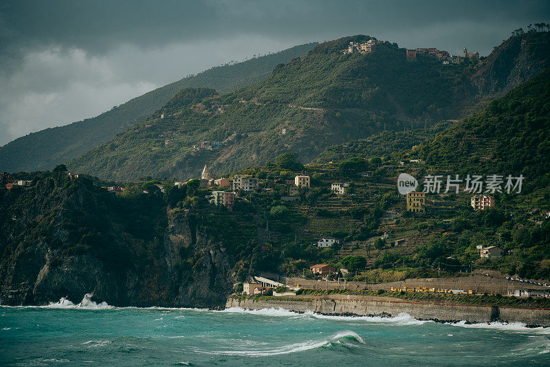 科尼利亚村，五个国家