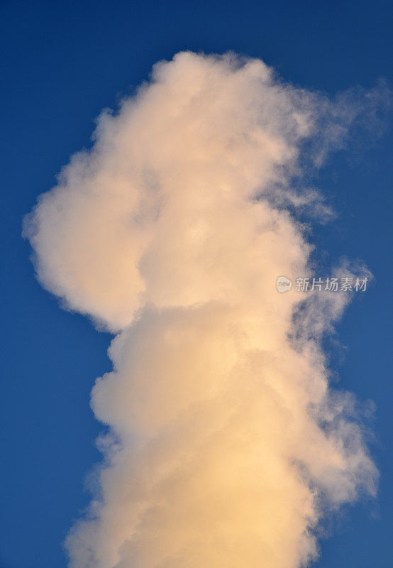 天空中像云一样的蒸汽