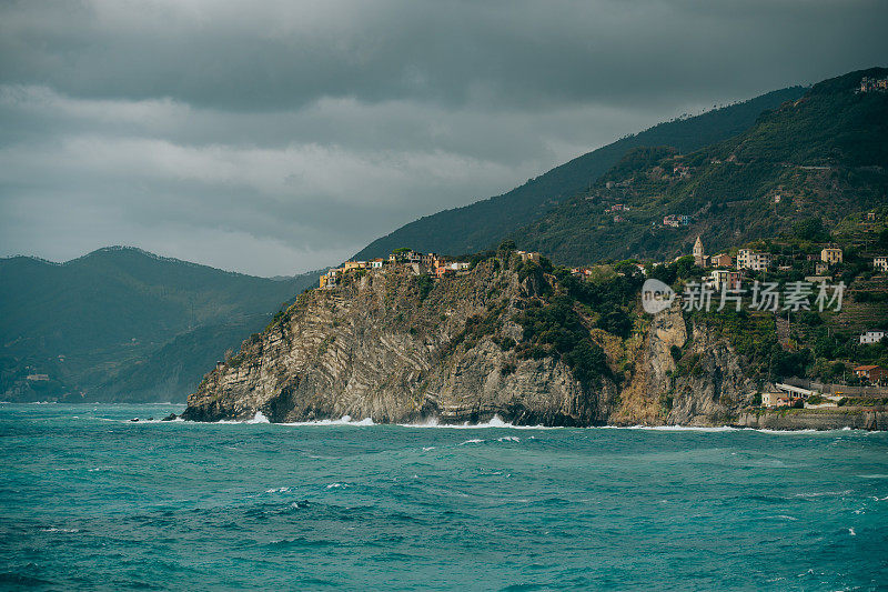 科尼利亚村，五个国家