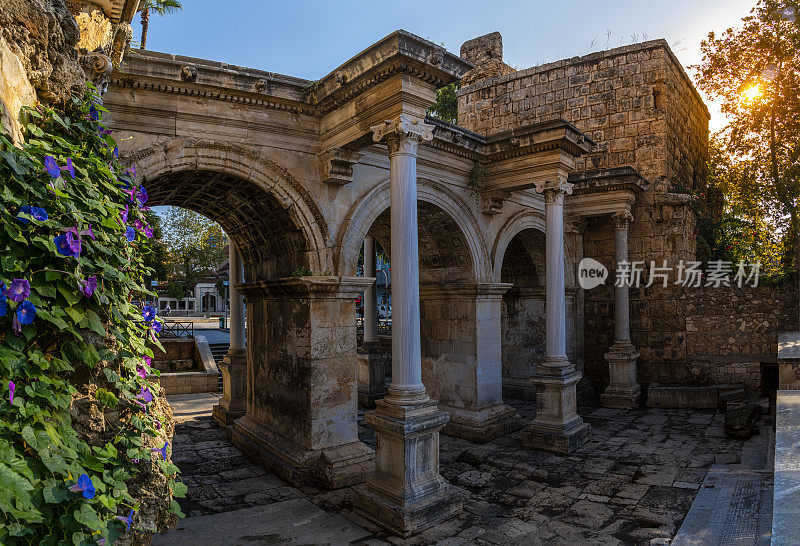 安塔利亚古城的哈德良之门。