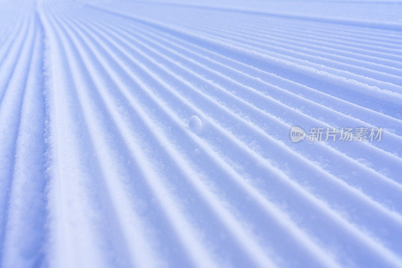 光滑的雪斜坡与灯芯绒图案