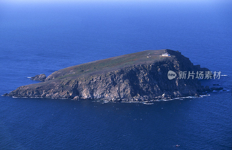 西班牙加利西亚坎塔布里安海的科埃雷拉灯塔和岛屿