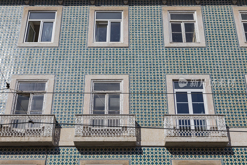 葡萄牙里斯本，带有阳台和azulejos瓷砖的建筑外部