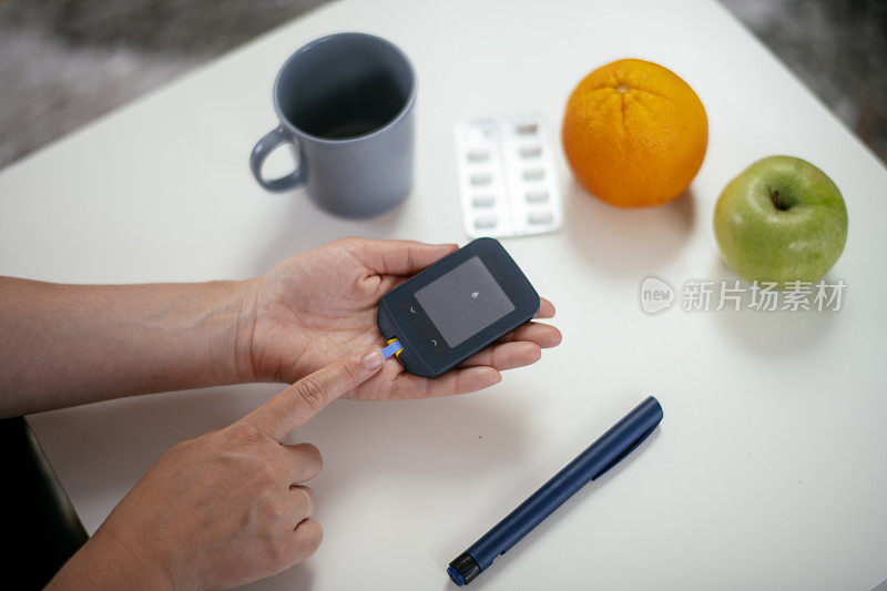 糖尿病做血糖测量库存照片。