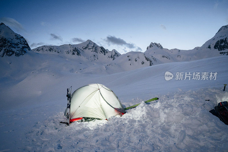 灯火通明的帐篷停在白雪覆盖的穷乡僻壤