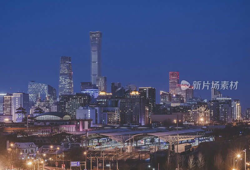 夜晚在北京中央商务区高楼林立的天际线上，中国城市的景观