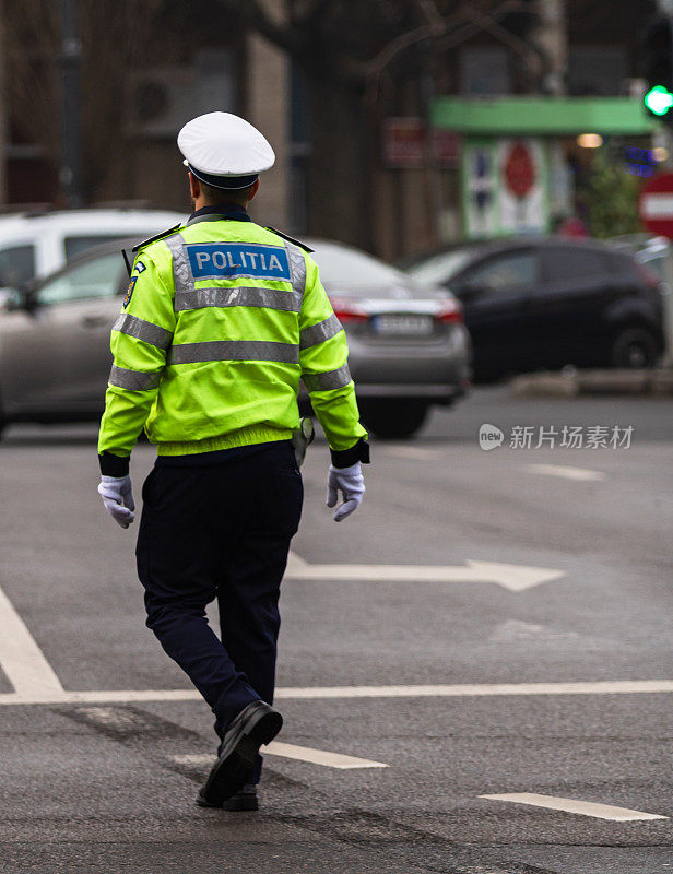 2020年，罗马尼亚首都布加勒斯特，早高峰时段，罗马尼亚交通警察在指挥交通