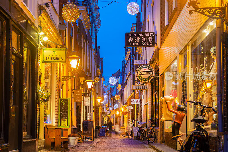 荷兰莱顿古城中心的圣诞彩绘商业街