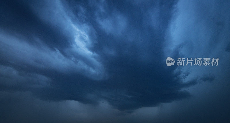 在夏天的雷雨中，黑暗的夜空中出现闪电