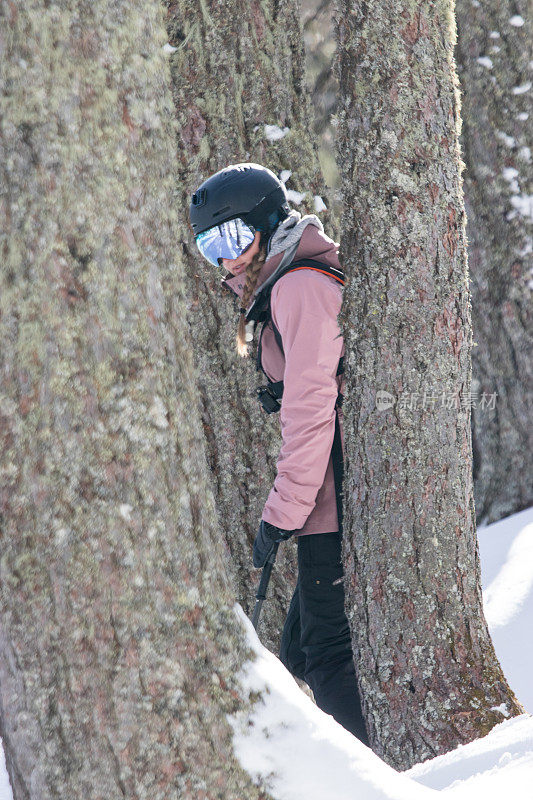 在森林里的边远地区滑雪的女人