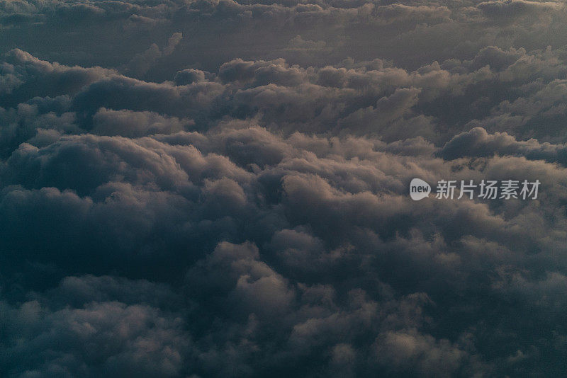日出时，一架飞机从云层上方起飞