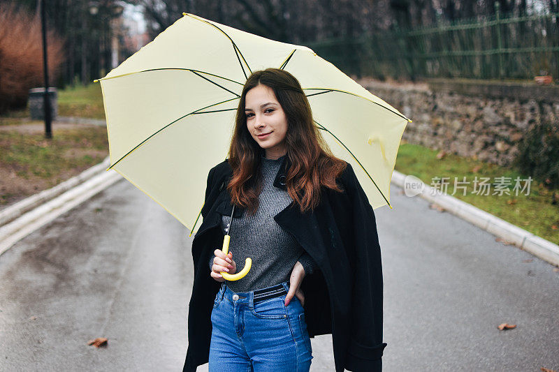 美丽的年轻女子享受着雨天