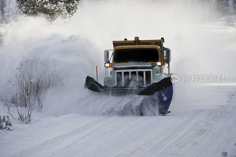 在黄石国家公园清理道路的扫雪机。