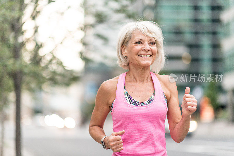 健身的老年妇女在城市锻炼