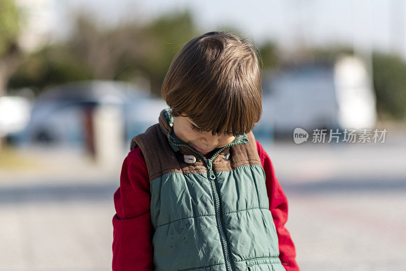 调皮的小男孩低头看