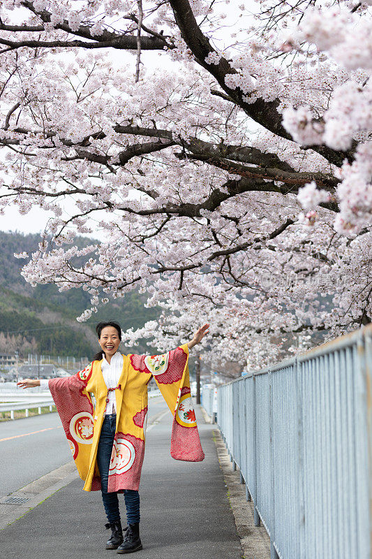 一个日本女人在欣赏樱花