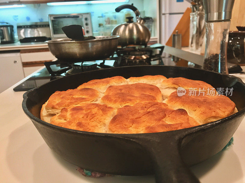 乡村风格的片状烤饼乾在铸铁熟练